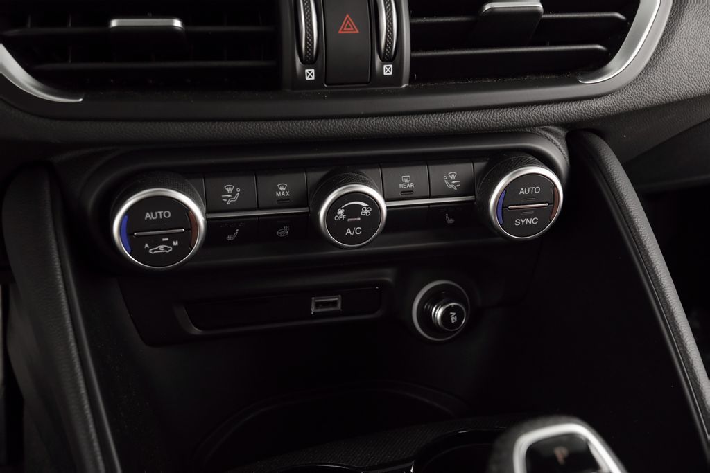 2025 Alfa Romeo Giulia Base - Photo 15