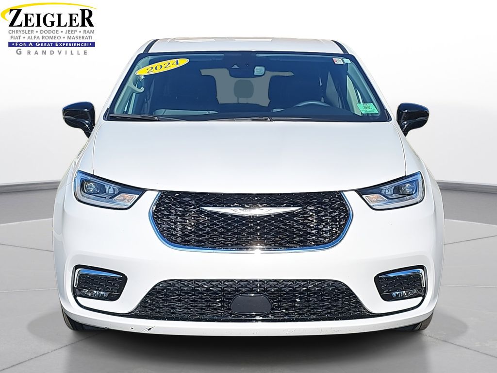 2024 Chrysler Pacifica Touring L photo 2