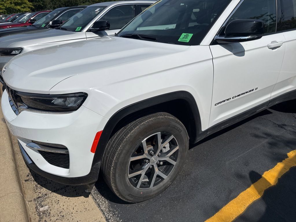 2023 Jeep Grand Cherokee Limited photo 3