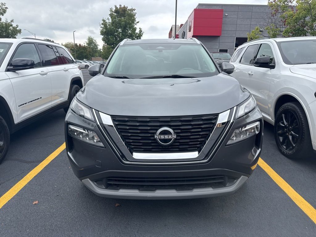 2022 Nissan Rogue SV photo 2