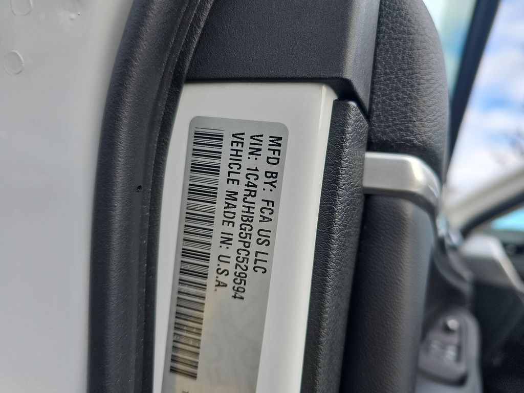 2023 JEEP GRAND CHEROKEE - Image 37