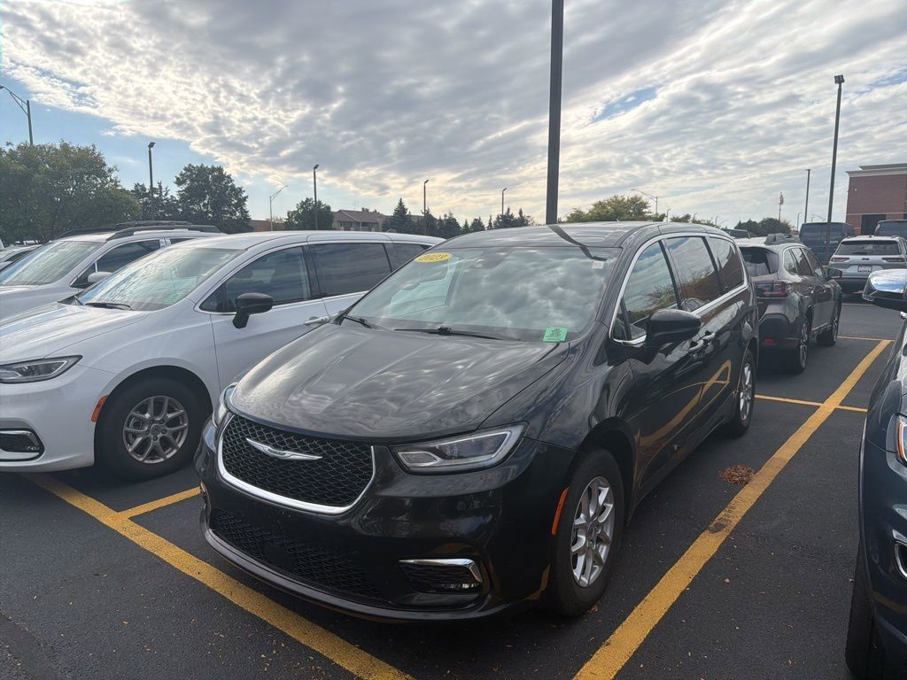 2023 Chrysler Pacifica Touring L photo 2
