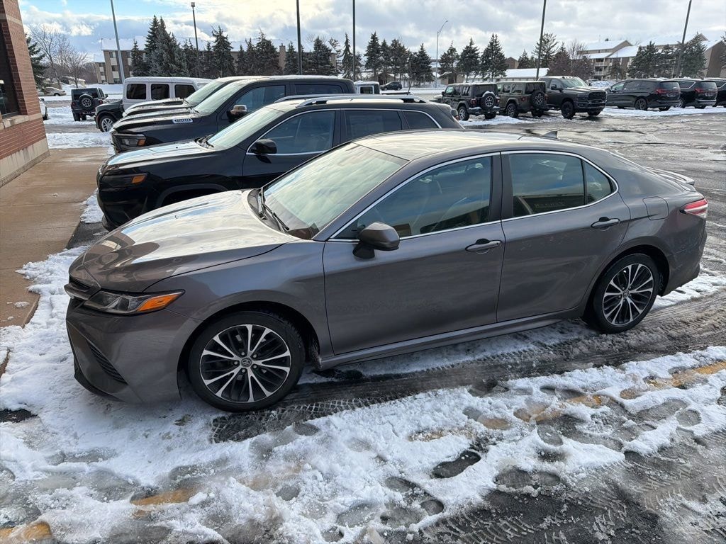 Used 2020 Toyota Camry SE Sedan