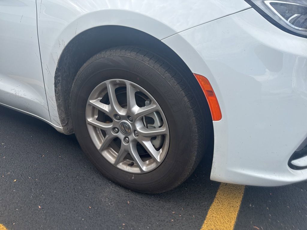 2024 Chrysler Pacifica Touring L photo 4