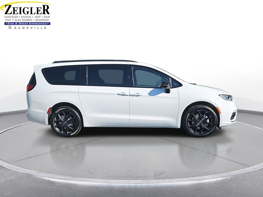 New 2026 Chrysler Pacifica Limited Van Passenger Van