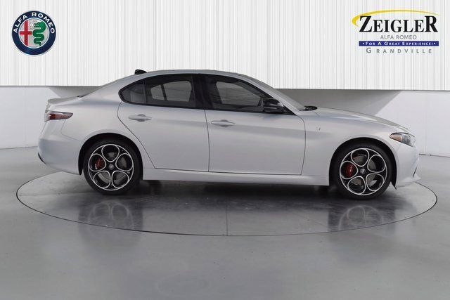 2024 Alfa Romeo Giulia Ti photo 2