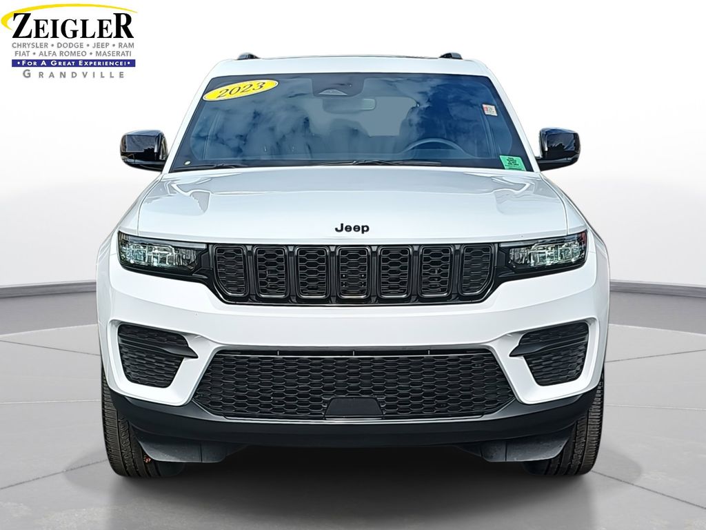2023 Jeep Grand Cherokee Altitude photo 2