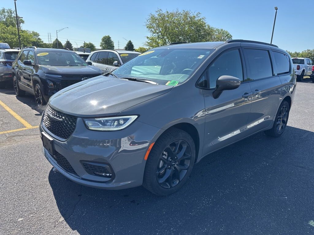 Used 2023 Chrysler Pacifica Touring L Van Passenger Van