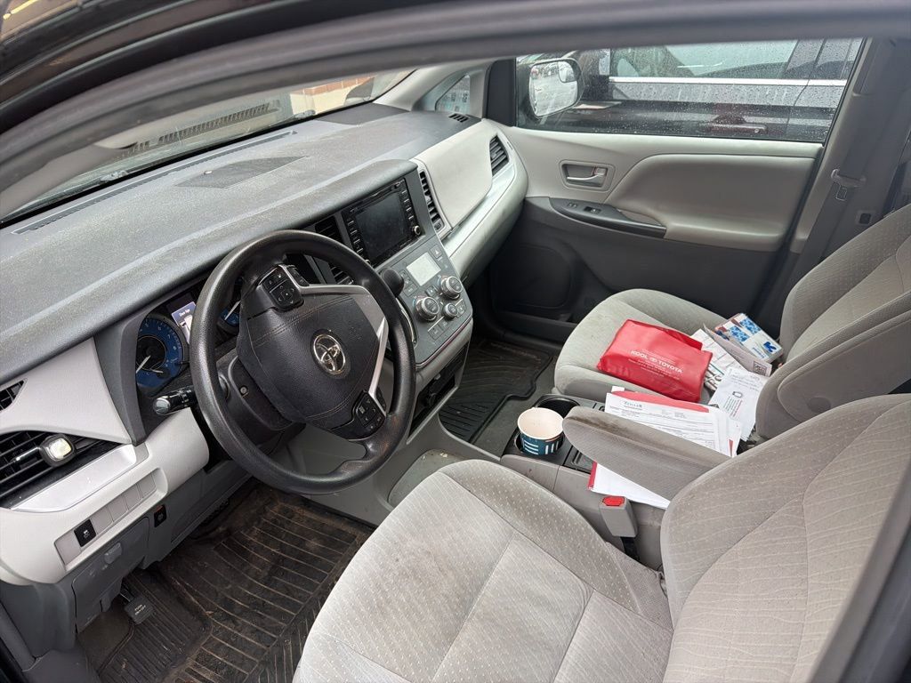 2019 Toyota Sienna LE photo 2