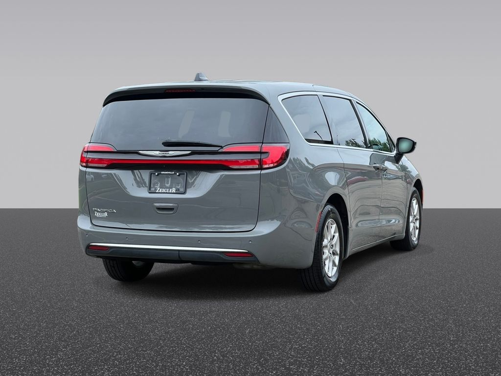 Used 2025 Chrysler Pacifica Select Van Passenger Van