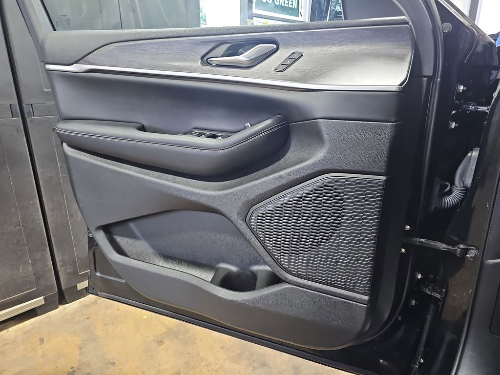 2023 JEEP GRAND CHEROKEE - Image 26