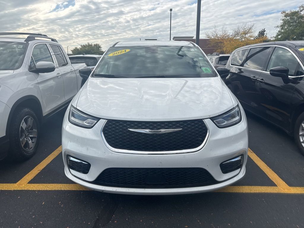 2024 Chrysler Pacifica Touring L photo 2