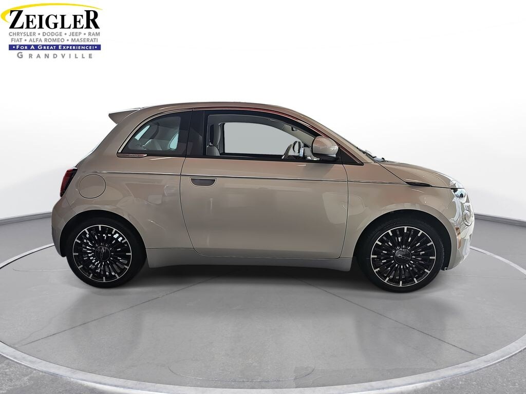 New 2025 FIAT 500e Base Hatchback