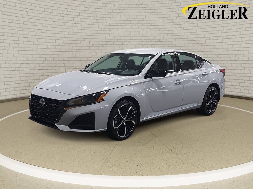 2025 Nissan Altima SR's photo