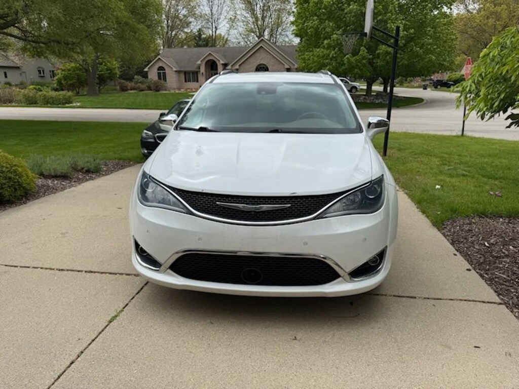 Used 2017 Chrysler Pacifica Limited Minivan/Van