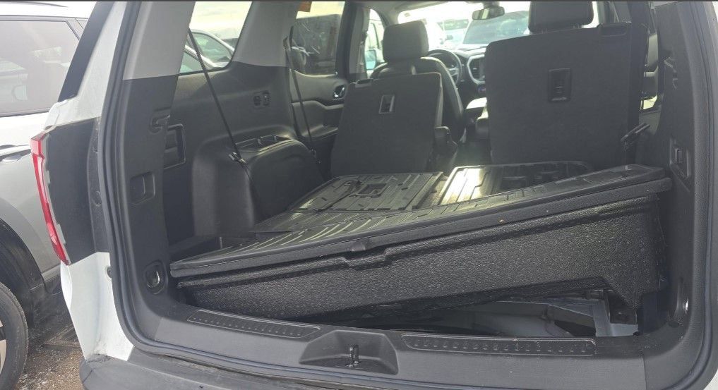 2023 GMC ACADIA - Image 17