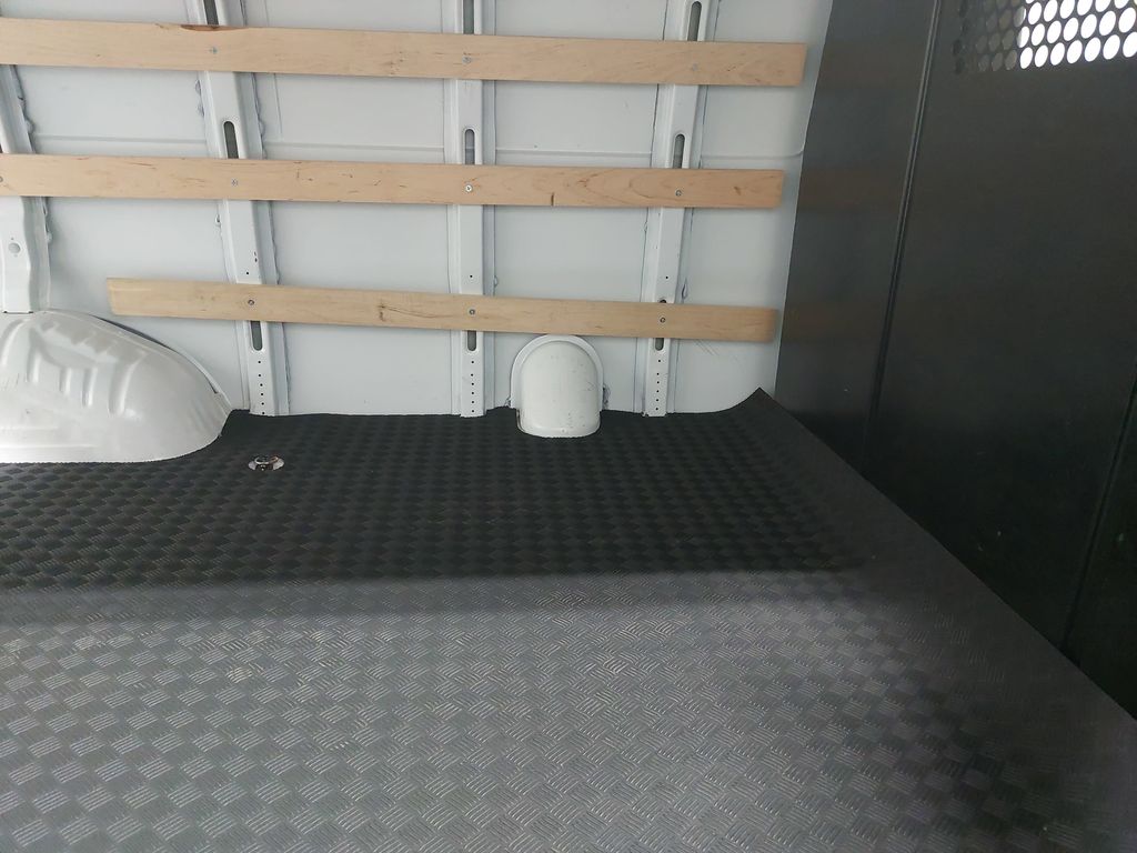 2024 GMC SAVANA - Image 10