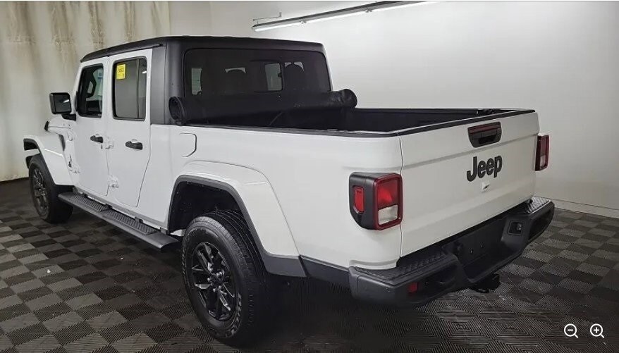 2022 Jeep Gladiator Altitude photo 2