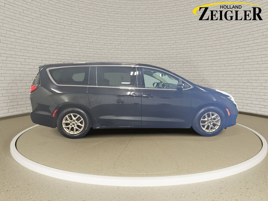 Used 2024 Chrysler Pacifica Touring L Minivan/Van