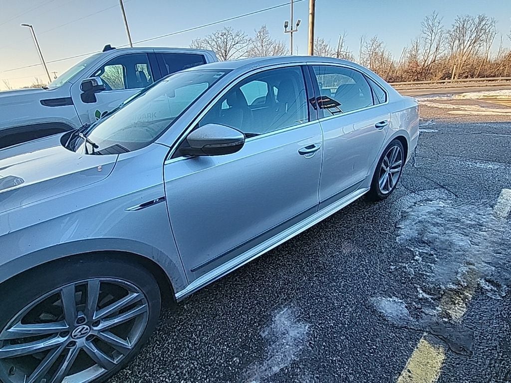 2019 Volkswagen Passat SE R-Line's photo