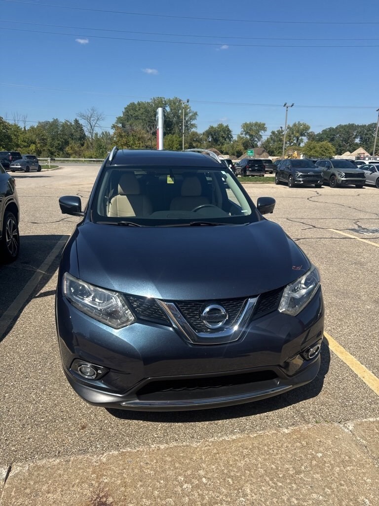 2016 Nissan Rogue SL photo 2