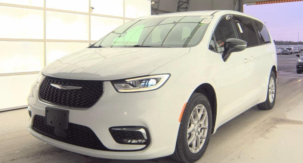 2025 Chrysler Pacifica Select's photo