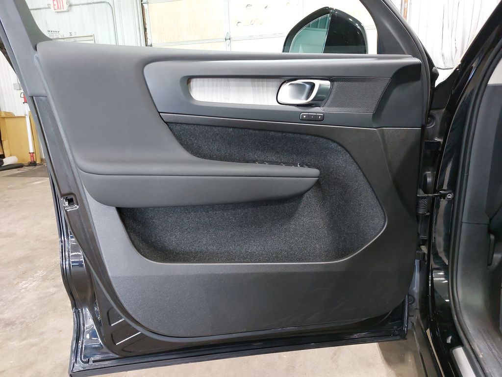 2024 VOLVO XC40 - Image 27