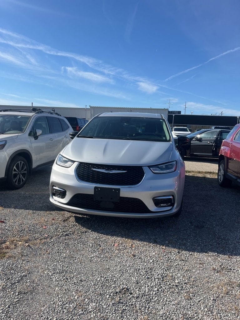 2024 Chrysler Pacifica Touring L's photo