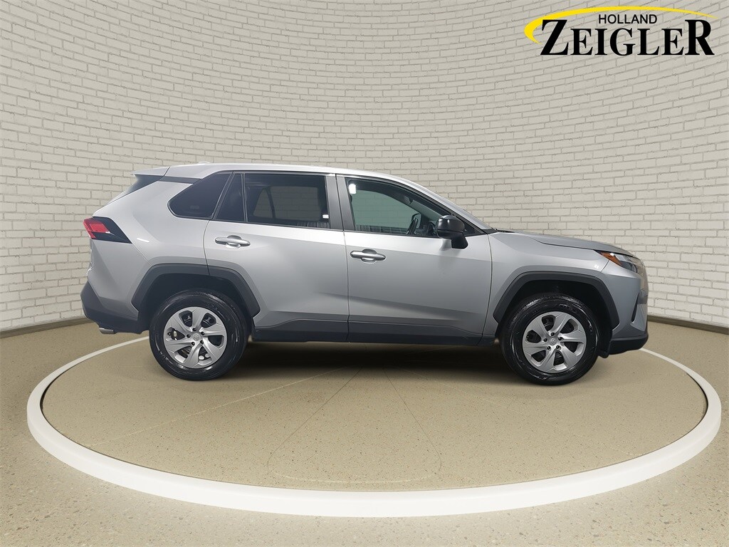 2024 Toyota RAV4 LE photo 4