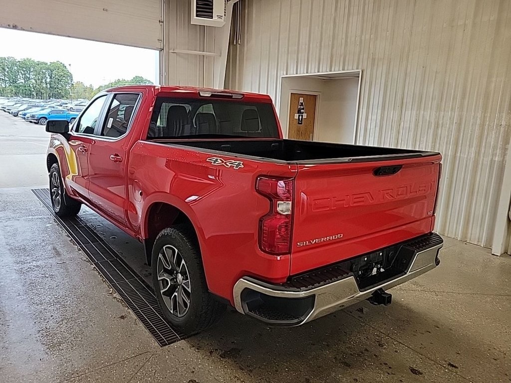 2022 Chevrolet Silverado 1500 LT photo 2