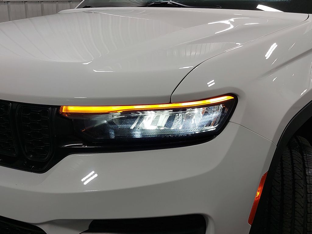 2023 JEEP GRAND CHEROKEE - Image 32