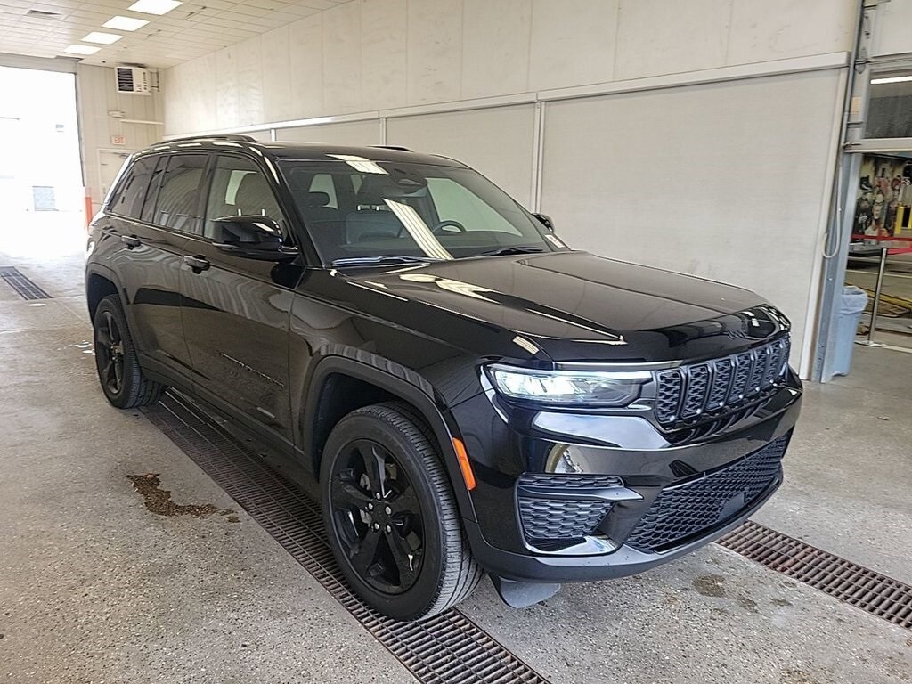 2023 Jeep Grand Cherokee Altitude photo 3
