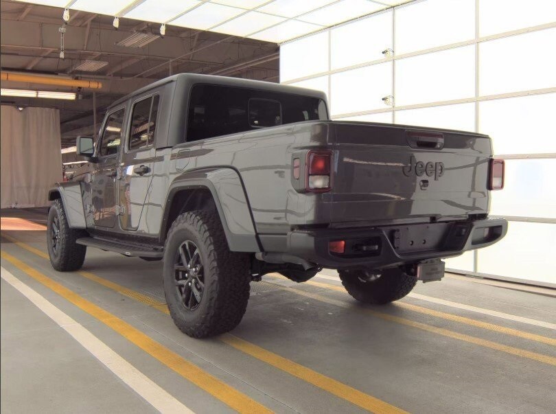 2022 Jeep Gladiator Altitude photo 3