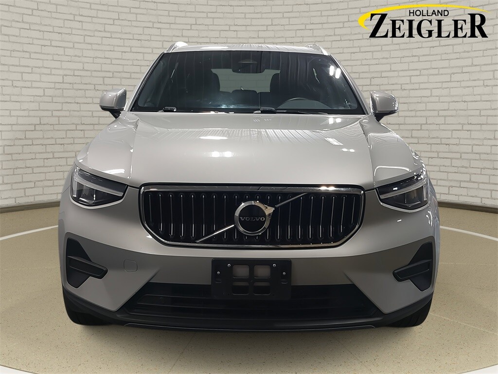 2024 Volvo XC40 Core photo 2
