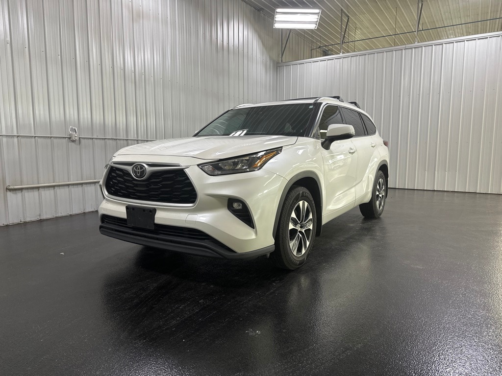 Used 2020 Toyota Highlander XLE with VIN 5TDGZRBH3LS000247 for sale in Holland, MI