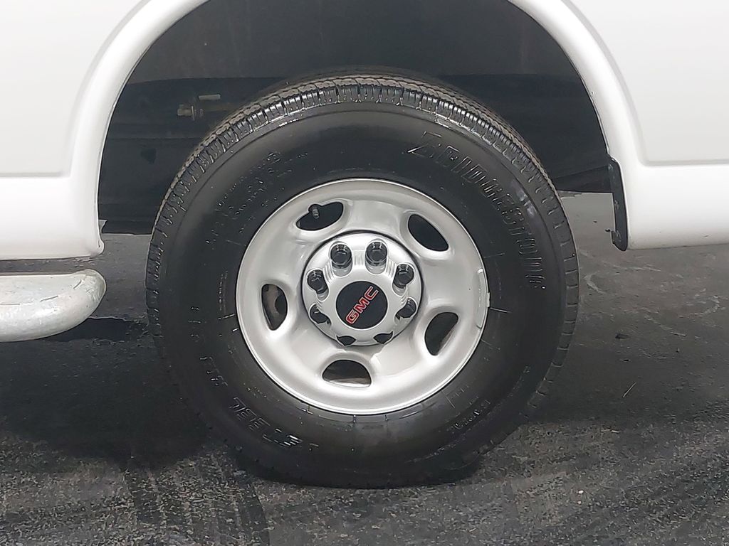 2024 GMC SAVANA - Image 29