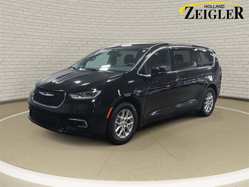 2025 Chrysler Pacifica Select's photo