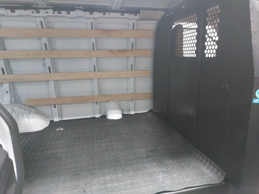 2024 GMC SAVANA - Image 11