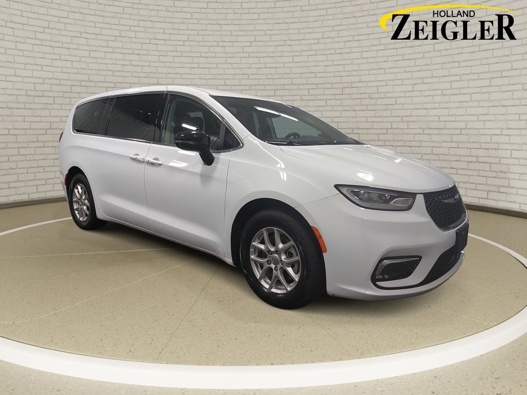 Used 2024 Chrysler Pacifica Touring L Minivan/Van
