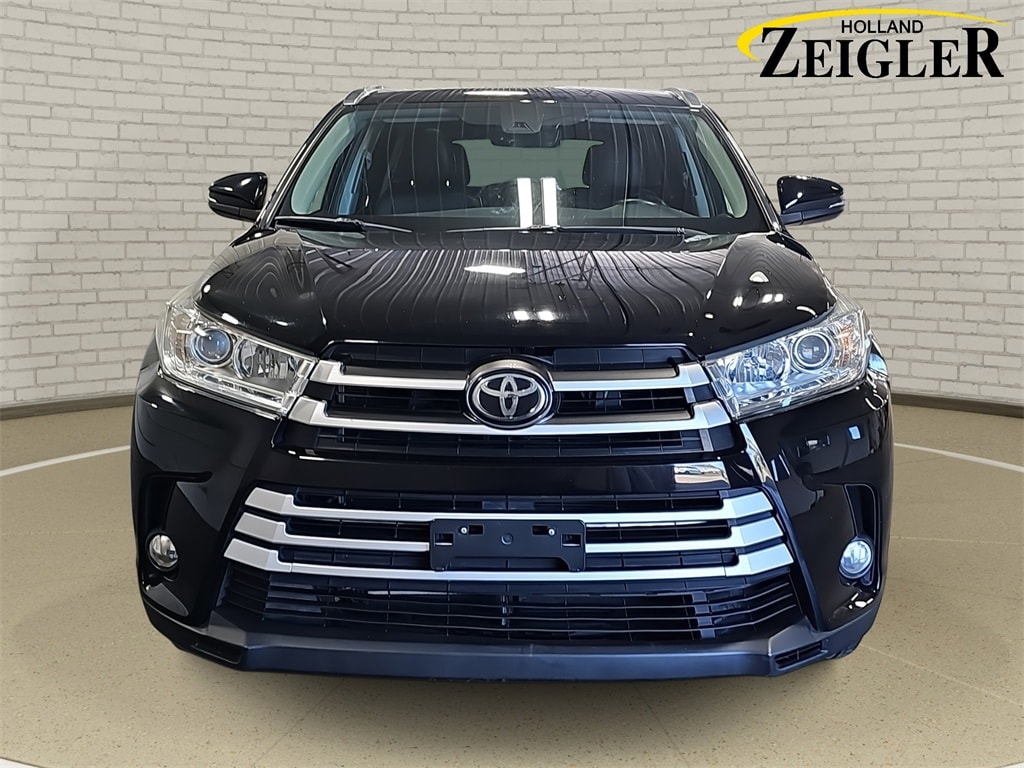 Used 2019 Toyota Highlander XLE with VIN 5TDJZRFH6KS598834 for sale in Holland, MI