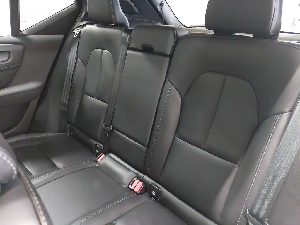 2024 VOLVO XC40 - Image 14