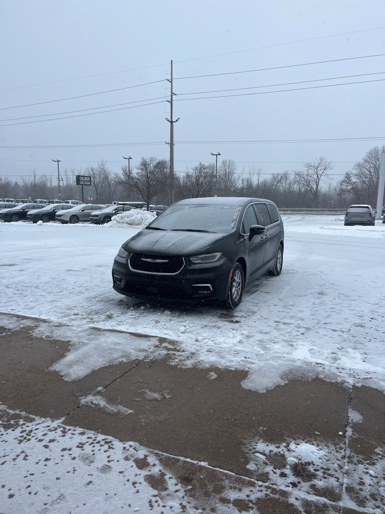 2025 Chrysler Pacifica Select's photo