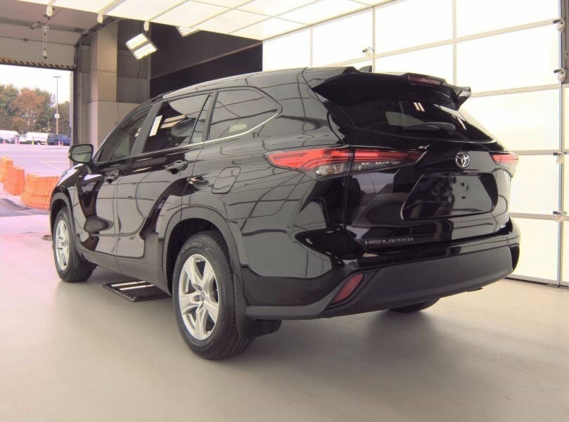 2023 Toyota Highlander L photo 3