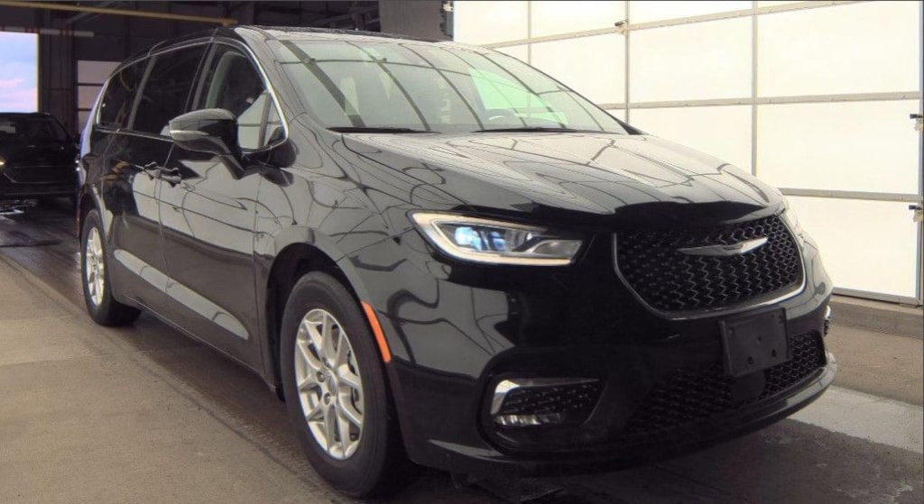 Used 2024 Chrysler Pacifica Touring L Minivan/Van