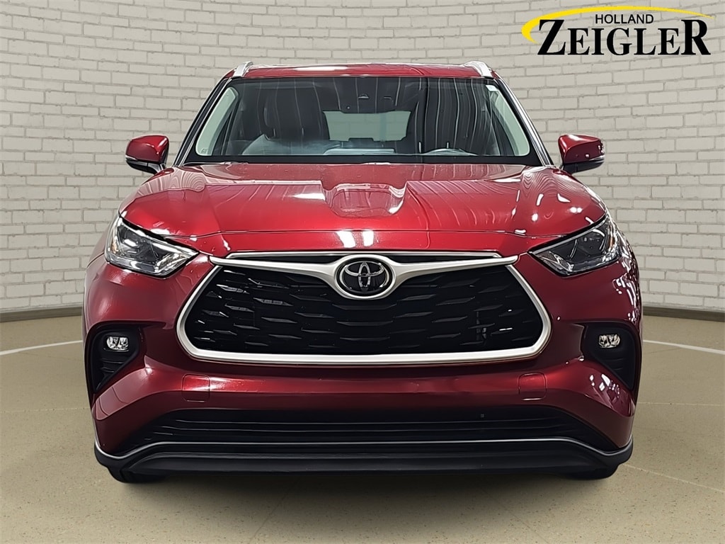 Used 2022 Toyota Highlander XLE with VIN 5TDGZRBHXNS590031 for sale in Holland, MI