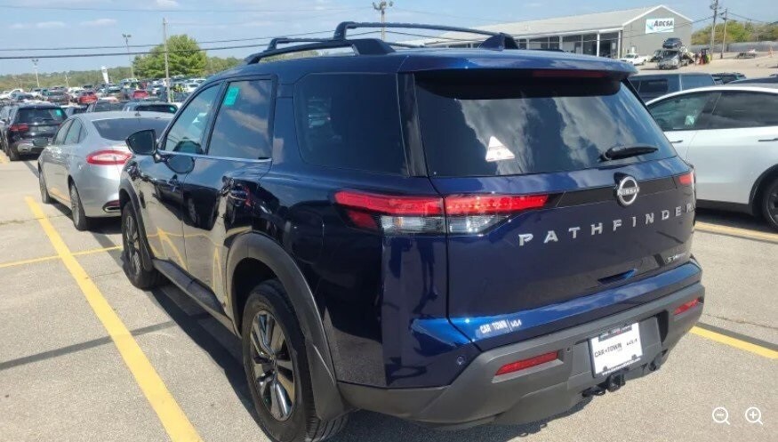2024 Nissan Pathfinder SV photo 2