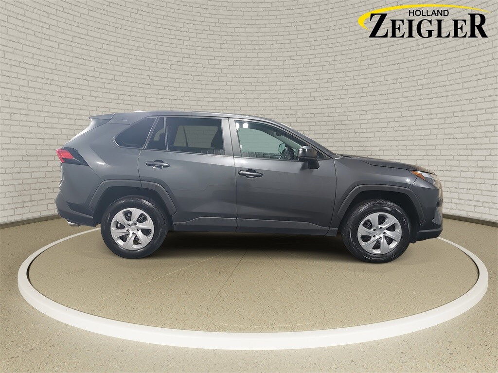 2024 Toyota RAV4 LE photo 4