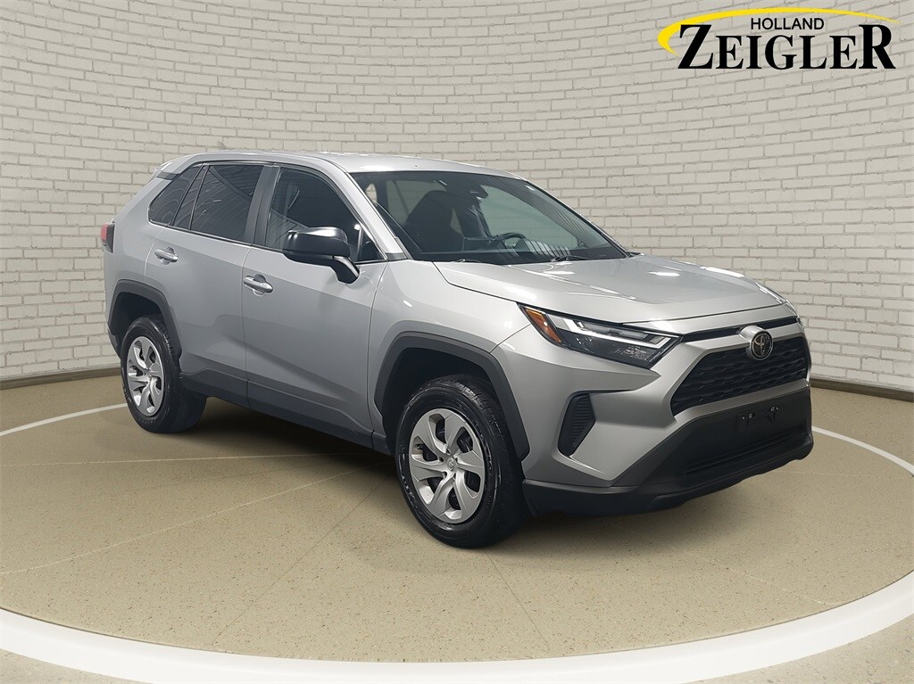 2024 Toyota RAV4 LE photo 3