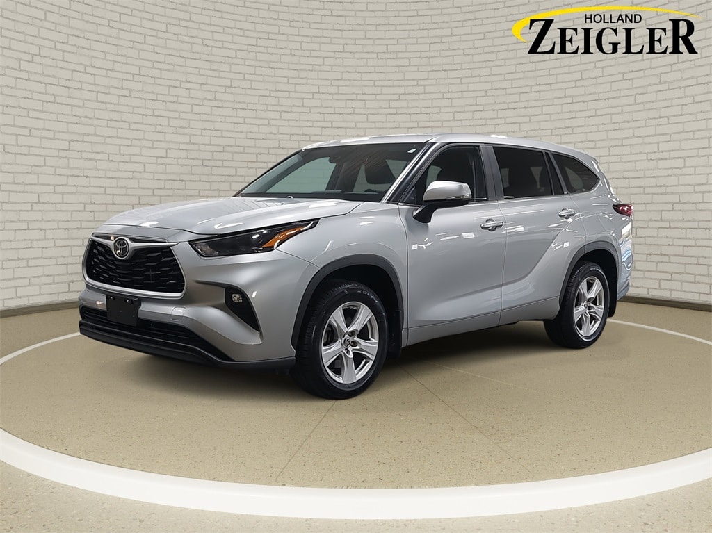 2024 Toyota Highlander LE's photo