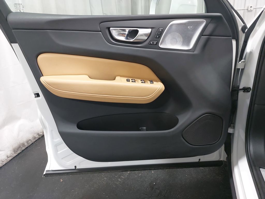 2023 VOLVO XC60 - Image 28